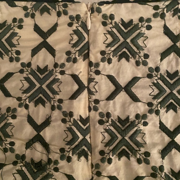 Zara, High Waisted Shorts
Goe Print print
Few snags in embroidery.  
Green - Picture 2 of 4